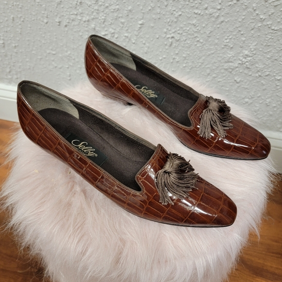 Shelby - Women's Brown Loafers with Tassle - Picture 4 of 10